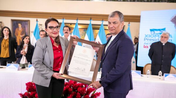 Castro condecora a presidentes que se solidarizaron en el golpe de Estado de 2009 Castro condecora a presidentes que se solidarizaron en el golpe de Estado de 2009