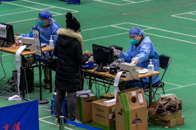 Una persona en una clínica temporal contra la fiebre instalada en un centro deportivo de Pekín, China, el lunes 19 de diciembre de 2022. Una persona en una clínica temporal contra la fiebre instalada en un centro deportivo de Pekín, China, el lunes 19 de diciembre de 2022.