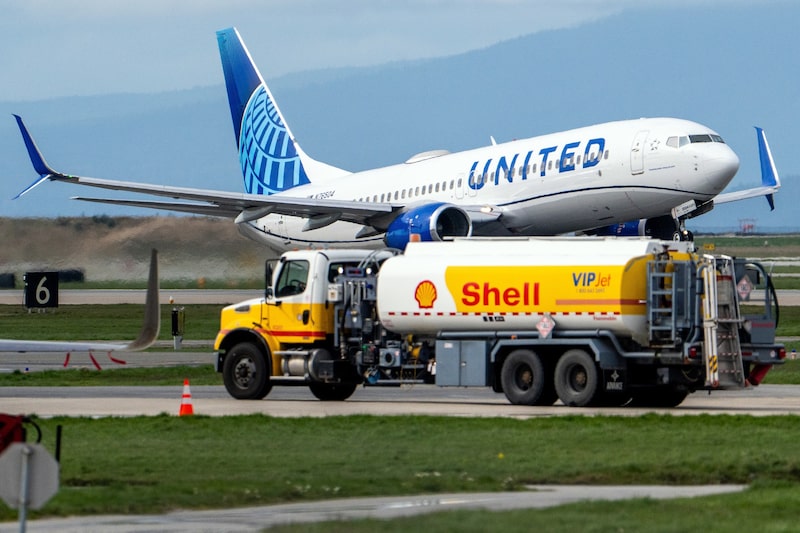 Un avión de United Airlines pasa junto a un camión cisterna de combustible para aviones de Shell Plc en el Aeropuerto Internacional de Vancouver. Fotógrafo: James MacDonald/Bloomberg Un avión de United Airlines pasa junto a un camión cisterna de combustible para aviones de Shell Plc en el Aeropuerto Internacional de Vancouver. Fotógrafo: James MacDonald/Bloomberg