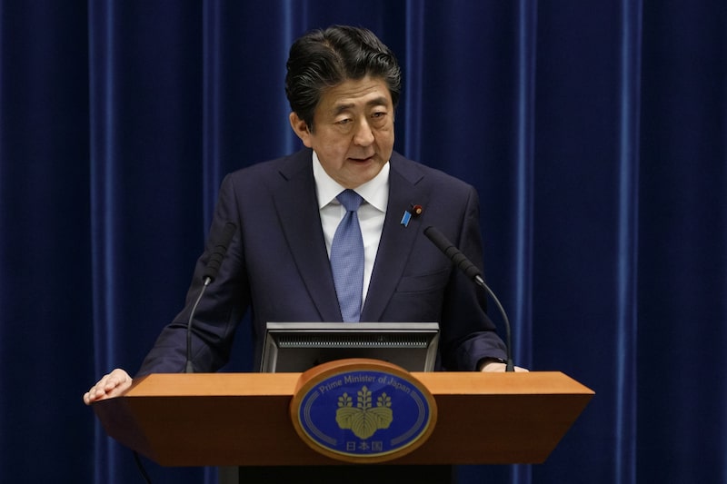 La carrera como primer ministro, que batió récords, antes de dimitir en 2020, aportó estabilidad a Japón tras una puerta giratoria de seis administraciones, incluida una etapa anterior de él. La carrera como primer ministro, que batió récords, antes de dimitir en 2020, aportó estabilidad a Japón tras una puerta giratoria de seis administraciones, incluida una etapa anterior de él.