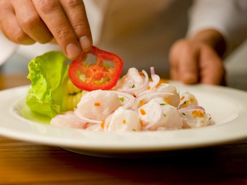 Preparación de ceviche de pescado. Preparación de ceviche de pescado.