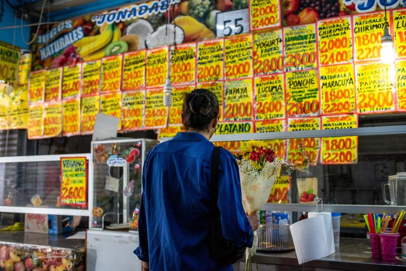 Un comprador en un comercio del mercado central de La Vega Central en Santiago de Chile, el lunes 20 de marzo de 2023. Fotógrafo: Cristóbal Olivares/Bloomberg Un comprador en un comercio del mercado central de La Vega Central en Santiago de Chile, el lunes 20 de marzo de 2023. Fotógrafo: Cristóbal Olivares/Bloomberg