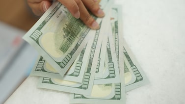 Dólar recupera papel de ‘porto seguro’ com guerra no Irã e riscos de inflação Dólar recupera papel de ‘porto seguro’ com guerra no Irã e riscos de inflação