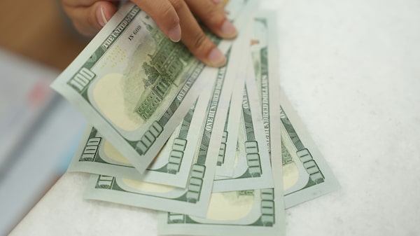 Dólar recupera papel de ‘porto seguro’ com guerra no Irã e riscos de inflação Dólar recupera papel de ‘porto seguro’ com guerra no Irã e riscos de inflação