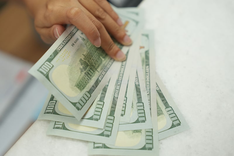 Ringgit Falls to Lowest Since 1998 on Widening Rate Gap With US Ringgit Falls to Lowest Since 1998 on Widening Rate Gap With US