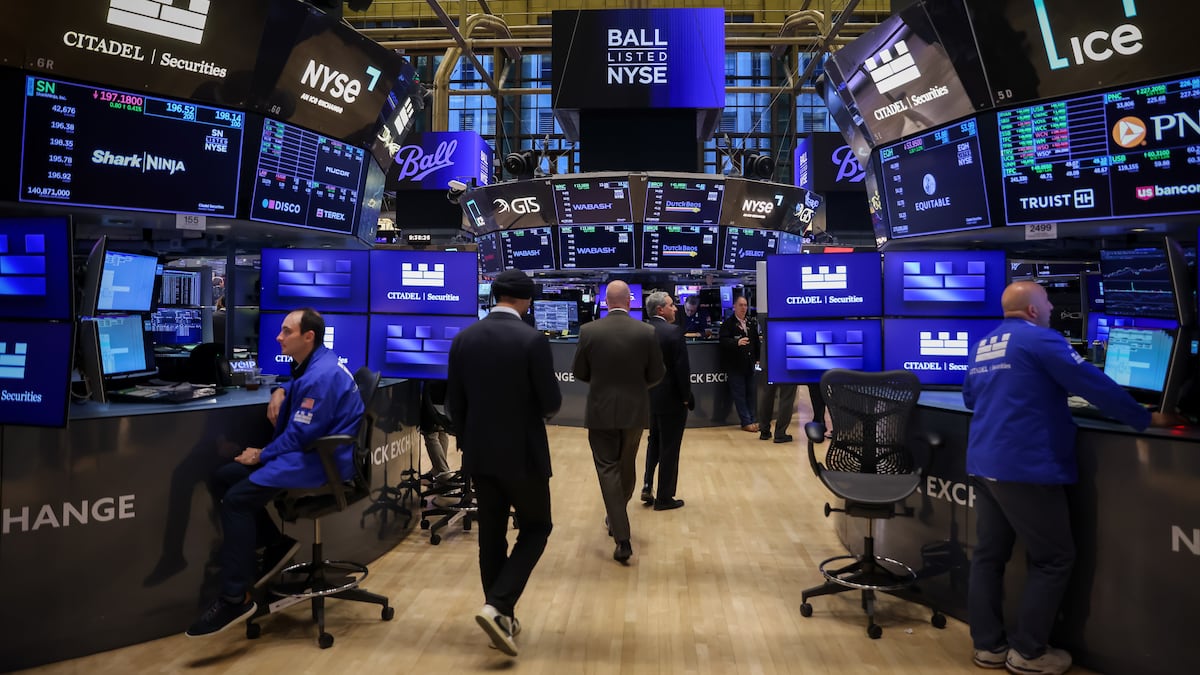 Señalización de Ball Corp. en el parqué de la Bolsa de Nueva York (NYSE), en Nueva York, Estados Unidos.