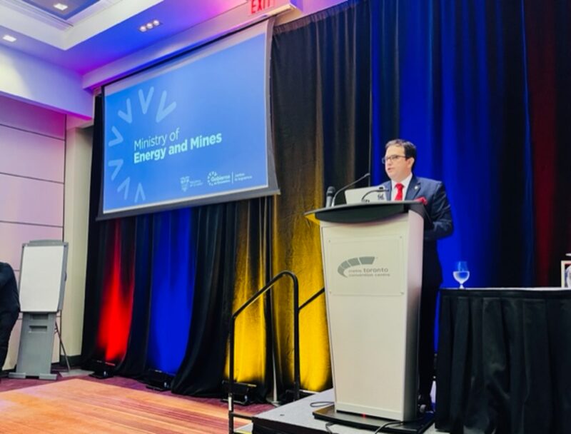 El ministro de Energía y Minas de Ecuador, Xavier Vera, anunció desde Toronto la reapertura del catastro. El ministro de Energía y Minas de Ecuador, Xavier Vera, anunció desde Toronto la reapertura del catastro.