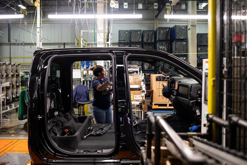 Un trabajador ensambla el interior de un vehículo en la planta de ensamblaje de General Motors en Fort Wayne, Indiana, en 2024. Fotógrafa: Emily Elconin/Bloomberg. Un trabajador ensambla el interior de un vehículo en la planta de ensamblaje de General Motors en Fort Wayne, Indiana, en 2024. Fotógrafa: Emily Elconin/Bloomberg.