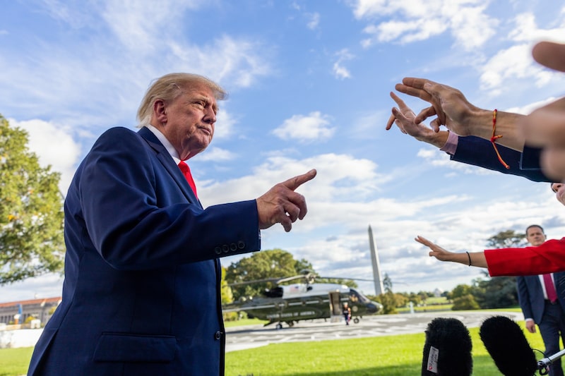 El presidente Donald Trump habla con los medios de comunicación en el Jardín Sur de la Casa Blanca antes de subir al Marine One en Washington, D.C., el 12 de octubre. Foto: Shawn Thew/EPA/Bloomberg El presidente Donald Trump habla con los medios de comunicación en el Jardín Sur de la Casa Blanca antes de subir al Marine One en Washington, D.C., el 12 de octubre. Foto: Shawn Thew/EPA/Bloomberg