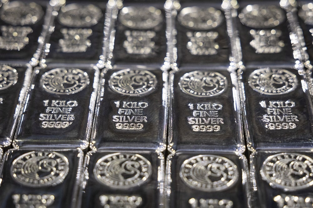 Varios lingotes de plata fina dispuestos en una bóveda. El precio de la plata cayó más de 5% tras tocar máximos históricos, en una corrección marcada por movimientos especulativos. Varios lingotes de plata fina dispuestos en una bóveda. El precio de la plata cayó más de 5% tras tocar máximos históricos, en una corrección marcada por movimientos especulativos.