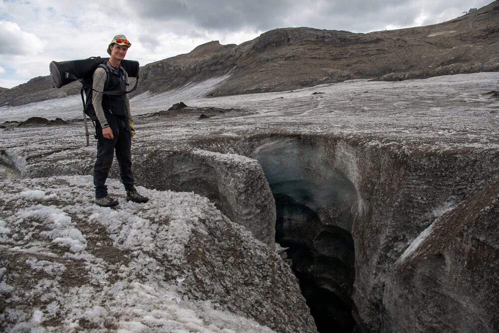 Matthias Huss, jefe de GLAMOS, sobre un "moulin" o molino glaciar, en el glaciar Plaine Morte. Fotógrafo: Jeff Black/Bloomberg Matthias Huss, jefe de GLAMOS, sobre un "moulin" o molino glaciar, en el glaciar Plaine Morte. Fotógrafo: Jeff Black/Bloomberg