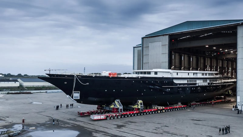 Superiate Koru, da fabricante holandesa Oceanco, deixa armazém na Holanda Superiate Koru, da fabricante holandesa Oceanco, deixa armazém na Holanda