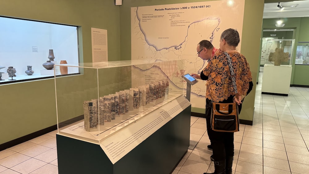 Visitantes en el Museo Popol Vuh, de la Universidad Francisco Marroquín, en Guatemala. Visitantes en el Museo Popol Vuh, de la Universidad Francisco Marroquín, en Guatemala.
