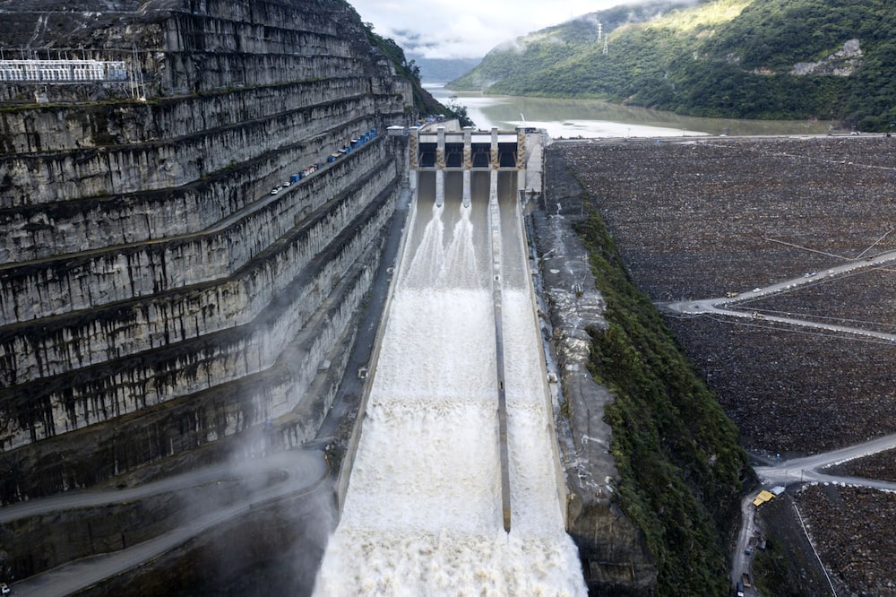 El agua fluye por el muro de la represa hidroeléctrica Hidroituango en estas fotografías aéreas tomadas sobre Ituango, Colombia, el sábado 8 de junio de 2019. El agua fluye por el muro de la represa hidroeléctrica Hidroituango en estas fotografías aéreas tomadas sobre Ituango, Colombia, el sábado 8 de junio de 2019.