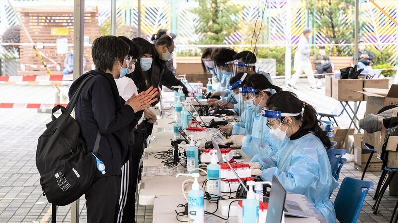 Hong Kong se prepara para endurecer las restricciones de distanciamiento social, ya que las infecciones por Covid-19 se duplican cada tres días. Hong Kong se prepara para endurecer las restricciones de distanciamiento social, ya que las infecciones por Covid-19 se duplican cada tres días.