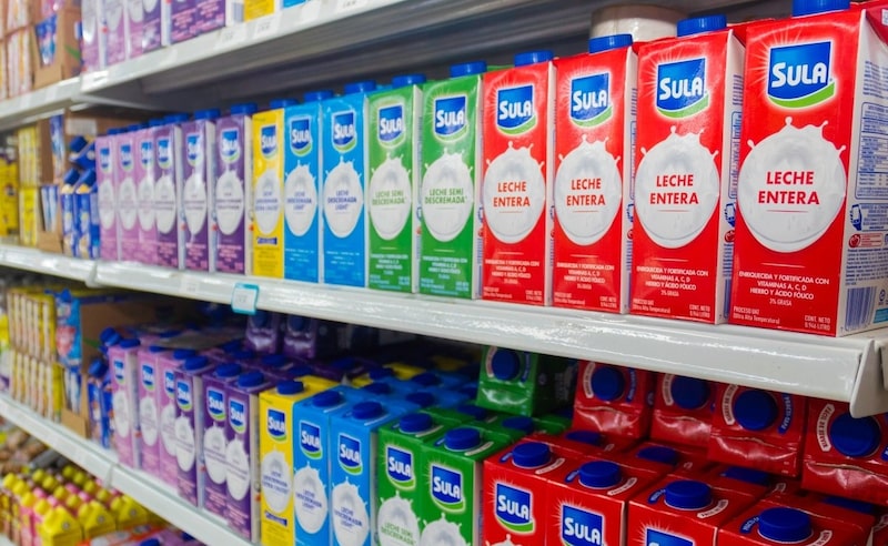 Productos de leche Sula en un anaquel de un supermercado en Honduras. Productos de leche Sula en un anaquel de un supermercado en Honduras.