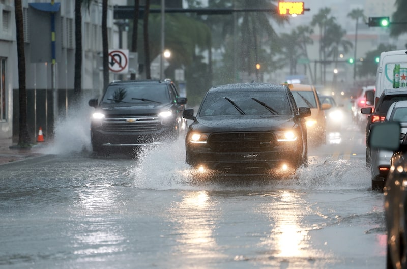 El aguacero cerró las rampas de acceso al aeropuerto e inundó las calles de la ciudad. El aguacero cerró las rampas de acceso al aeropuerto e inundó las calles de la ciudad.