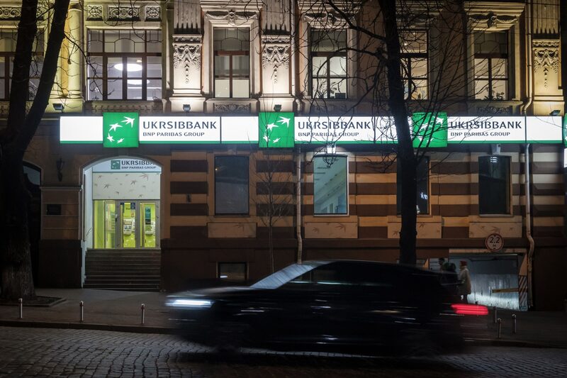 Una sucursal del banco Ukrsibbank BNP Paribas Group en Kiev, Ucrania, el martes 22 de febrero de 2022. Una sucursal del banco Ukrsibbank BNP Paribas Group en Kiev, Ucrania, el martes 22 de febrero de 2022.