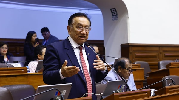 José Balcázar es elegido como el nuevo presidente interino de Perú José Balcázar es elegido como el nuevo presidente interino de Perú