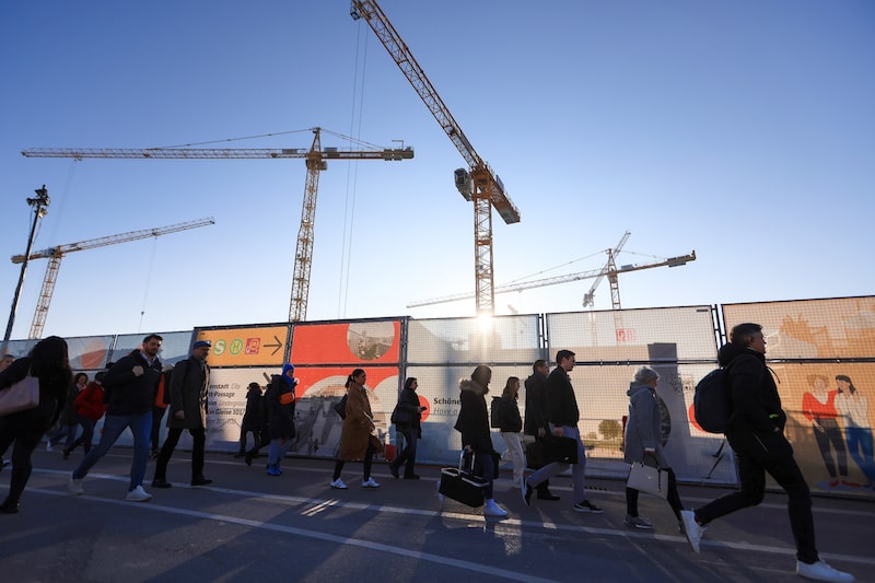 Personas que se desplazan al trabajo en Stuttgart, Alemania.
Fotógrafo: Krisztian Bocsi/Bloomberg
Personas que se desplazan al trabajo en Stuttgart, Alemania.
Fotógrafo: Krisztian Bocsi/Bloomberg