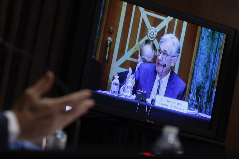 Jerome Powell, presidente de la Reserva Federal de los EE.UU., en un monitor de televisión mientras hablaba durante una audiencia del Comité de Banca, Vivienda y Asuntos Urbanos del Senado en Washington, D.C., EE. UU., el jueves 3 de marzo de 2022. Jerome Powell, presidente de la Reserva Federal de los EE.UU., en un monitor de televisión mientras hablaba durante una audiencia del Comité de Banca, Vivienda y Asuntos Urbanos del Senado en Washington, D.C., EE. UU., el jueves 3 de marzo de 2022.