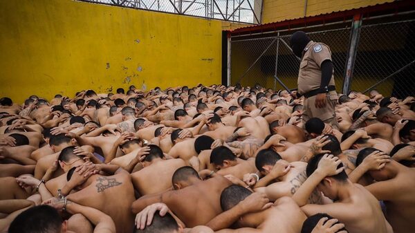 El Salvador arresta a cientos de personas tras ola de asesinatos El Salvador arresta a cientos de personas tras ola de asesinatos
