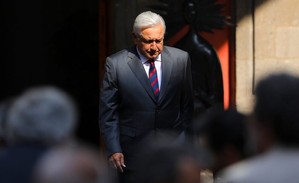 Andrés Manuel López Obrador, presidente de México, camina antes de un discurso al país sobre los 40 meses de la Administración actual en el Palacio Nacional el 12 de abril de 2022 en Ciudad de México.Fotógrafo: Agustín Cuevas/Getty Images Andrés Manuel López Obrador, presidente de México, camina antes de un discurso al país sobre los 40 meses de la Administración actual en el Palacio Nacional el 12 de abril de 2022 en Ciudad de México.Fotógrafo: Agustín Cuevas/Getty Images
