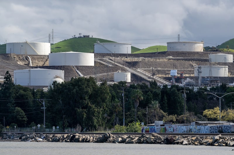 Tanques de almacenamiento de combustible en Rodeo, California. Fotógrafo: David Paul Morris/Bloomberg. Tanques de almacenamiento de combustible en Rodeo, California. Fotógrafo: David Paul Morris/Bloomberg.