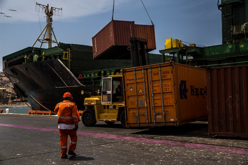 Un estibador frente a contenedores llenos de placas de cobre que se cargan en un barco en una terminal portuaria de Ilo, Perú. Fotógrafo: Dado Galdieri/Bloomberg. Un estibador frente a contenedores llenos de placas de cobre que se cargan en un barco en una terminal portuaria de Ilo, Perú. Fotógrafo: Dado Galdieri/Bloomberg.