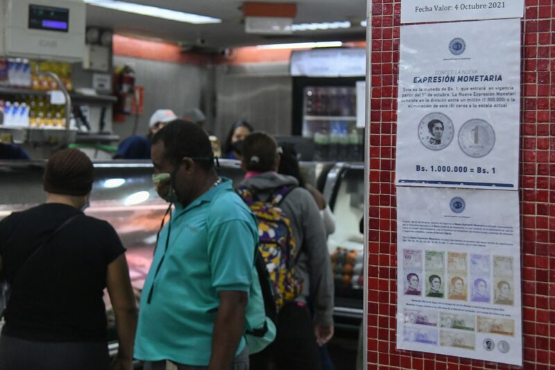 Cartel con información de billetes de bolívar digital en una carnicería en el barrio de Petare de Caracas, Venezuela, el lunes 4 de octubre de 2021. Cartel con información de billetes de bolívar digital en una carnicería en el barrio de Petare de Caracas, Venezuela, el lunes 4 de octubre de 2021.