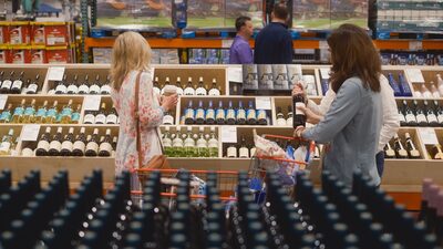 Trump fica ‘irritado’ e ameaça tarifa de 200% sobre vinho e champagne franceses Trump fica ‘irritado’ e ameaça tarifa de 200% sobre vinho e champagne franceses