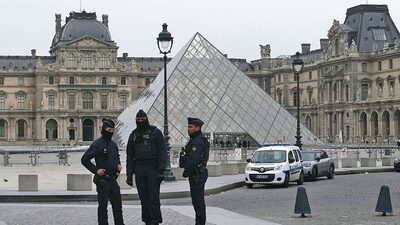 Museo del Louvre sufre el robo de valiosas joyas en un audaz atraco de minutos Museo del Louvre sufre el robo de valiosas joyas en un audaz atraco de minutos