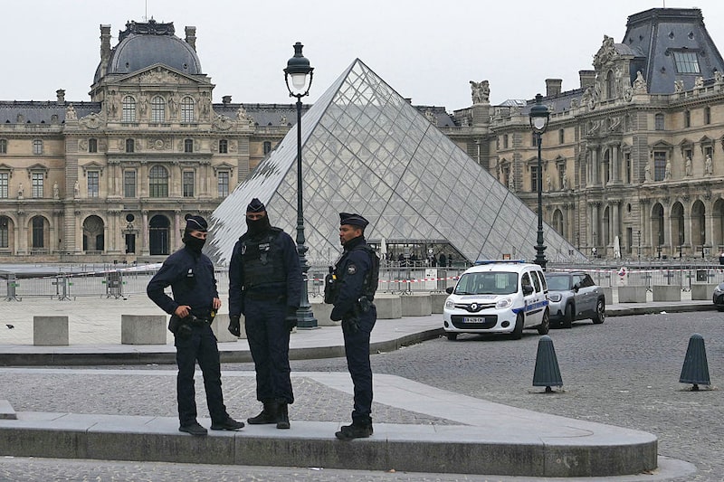 Agentes de policía franceses frente al Museo del Louvre tras un robo, en París, el 19 de octubre de 2025. Los ladrones irrumpieron en el Louvre y huyeron con joyas la mañana del 19 de octubre de 2025, según una fuente cercana al caso, que añadió que aún se estaba evaluando su valor. Agentes de policía franceses frente al Museo del Louvre tras un robo, en París, el 19 de octubre de 2025. Los ladrones irrumpieron en el Louvre y huyeron con joyas la mañana del 19 de octubre de 2025, según una fuente cercana al caso, que añadió que aún se estaba evaluando su valor.