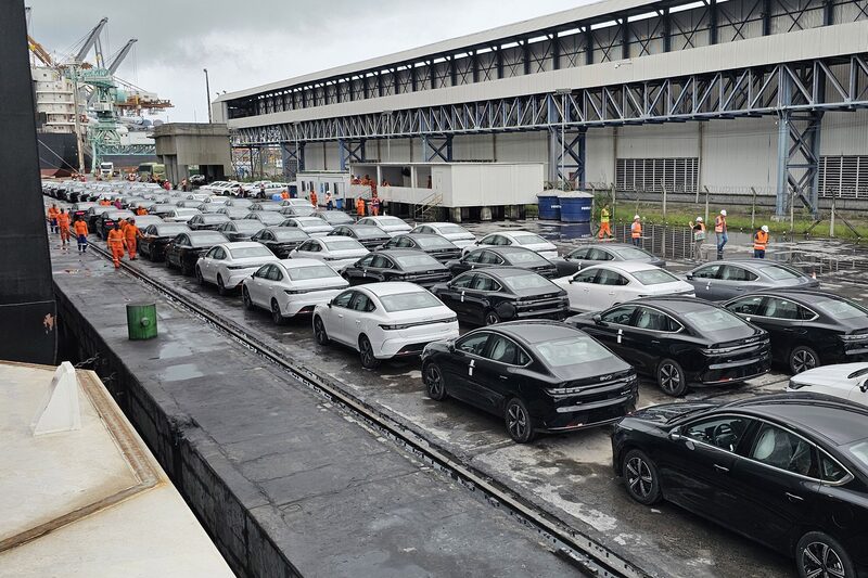 Cerca de 70.000 elétricos chineses não vendidos estão nos portos brasileiros em reflexo dos desafios do mercado nacional (Foto: Leonardo Lara/Bloomberg) Cerca de 70.000 elétricos chineses não vendidos estão nos portos brasileiros em reflexo dos desafios do mercado nacional (Foto: Leonardo Lara/Bloomberg)