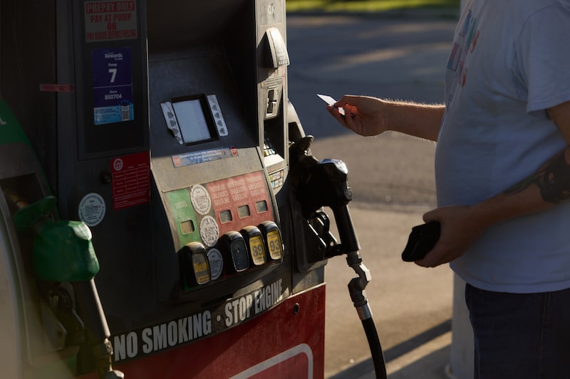 Un conductor paga en un surtidor de gasolina en una estación de servicio en Columbus, Ohio. Fotógrafo: Brian Kaiser/Bloomberg. Un conductor paga en un surtidor de gasolina en una estación de servicio en Columbus, Ohio. Fotógrafo: Brian Kaiser/Bloomberg.