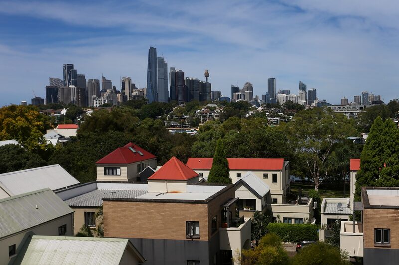Melbourne, Sydney y Vancouver han caído en el Índice de habitabilidad global 2024 de la Unidad de Inteligencia de The Economist debido a la escasez de viviendas de alquiler y a los elevados precios. Melbourne, Sydney y Vancouver han caído en el Índice de habitabilidad global 2024 de la Unidad de Inteligencia de The Economist debido a la escasez de viviendas de alquiler y a los elevados precios.