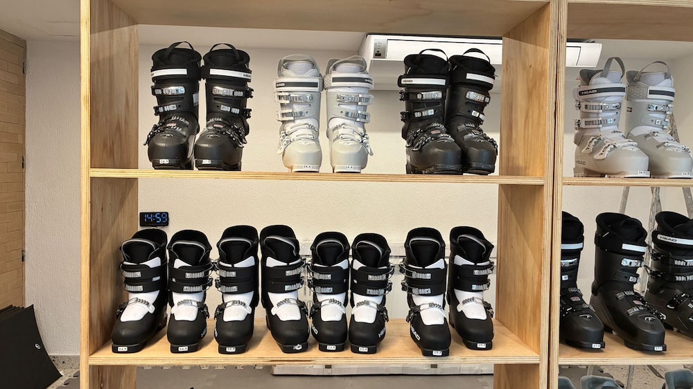 Botas na Born to Ski: o equipamento vem da Europa e está incluso nos R$ 350 da aula avulsa Botas na Born to Ski: o equipamento vem da Europa e está incluso nos R$ 350 da aula avulsa