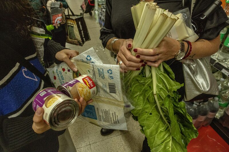 Canasta de productos en un supermercado argentino Canasta de productos en un supermercado argentino