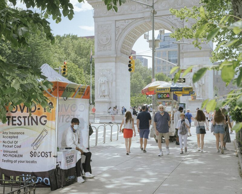 Un centro de pruebas de Covid-19 en el exterior del parque Washington Square de Nueva York el 22 de mayo. Un centro de pruebas de Covid-19 en el exterior del parque Washington Square de Nueva York el 22 de mayo.