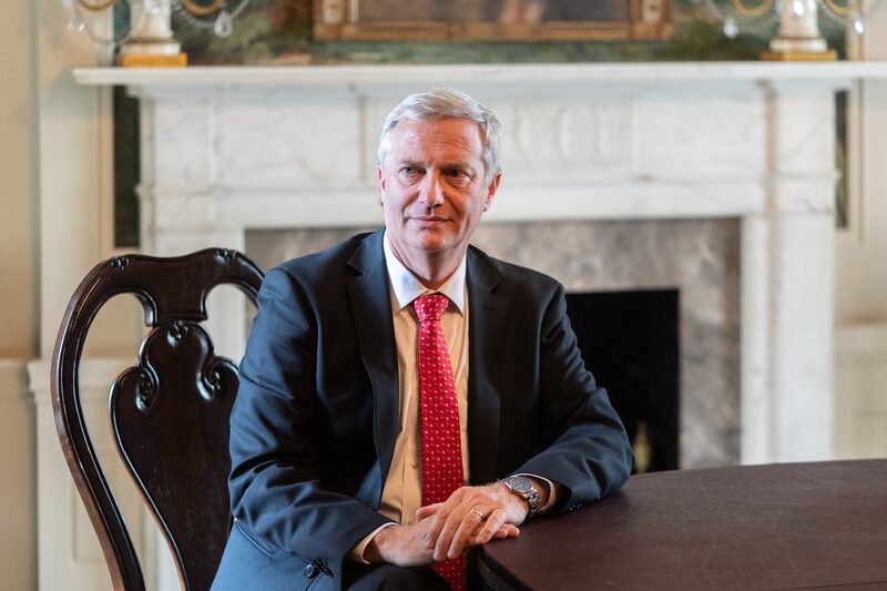 El ultraconservador Kast empata con Matthei en una encuesta presidencial en Chile. El ultraconservador Kast empata con Matthei en una encuesta presidencial en Chile.