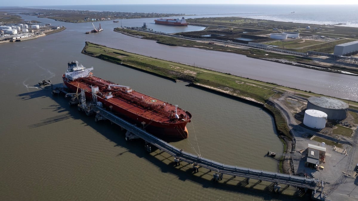 Un petrolero de crudo en la Terminal Marina Enterprise en Freeport, Texas.