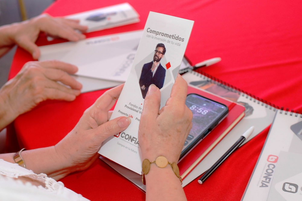 Un volante con información de la AFP Confía. Un volante con información de la AFP Confía.