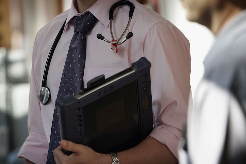 Un médico del Hospital Queen Elizabeth de Birmingham realiza su ronda por las salas el 14 de junio de 2006 en Birmingham, Inglaterra. Un médico del Hospital Queen Elizabeth de Birmingham realiza su ronda por las salas el 14 de junio de 2006 en Birmingham, Inglaterra.