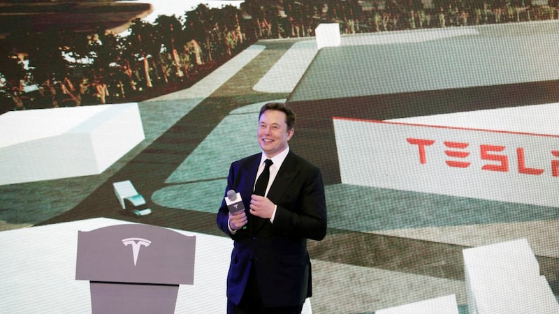 Elon Musk, CEO de Tesla Inc, hace una pausa mientras habla durante la ceremonia de entrega del Tesla China-Made Model 3 en la Gigafactory de la compañía en Shanghái, China, el martes 7 de enero de 2020. Elon Musk, CEO de Tesla Inc, hace una pausa mientras habla durante la ceremonia de entrega del Tesla China-Made Model 3 en la Gigafactory de la compañía en Shanghái, China, el martes 7 de enero de 2020.