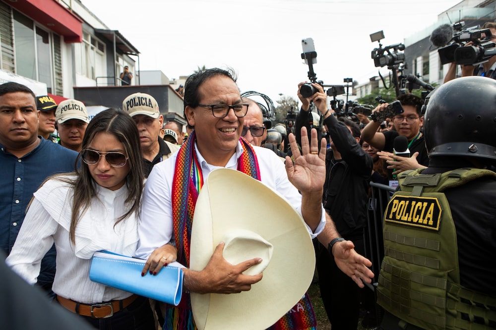 Roberto Sánchez sale de un colegio electoral durante la segunda vuelta de las elecciones en Lima el domingo. Fotógrafo: Marco Garro/Bloomberg Roberto Sánchez sale de un colegio electoral durante la segunda vuelta de las elecciones en Lima el domingo. Fotógrafo: Marco Garro/Bloomberg
