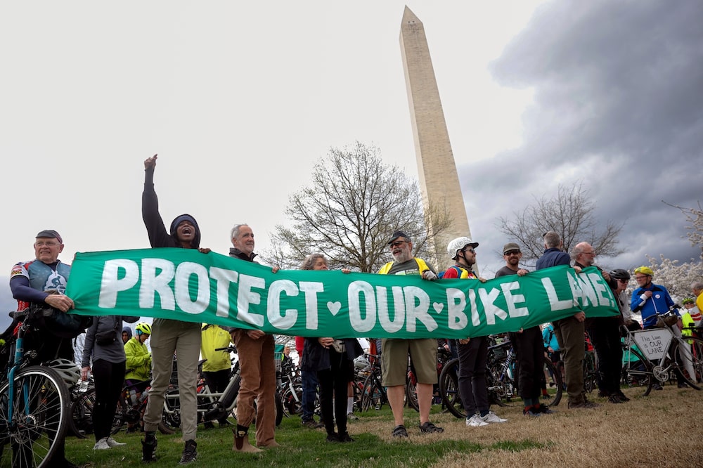 En marzo, activistas ciclistas organizaron una manifestación contra el plan del gobierno federal de eliminar los carriles bici de la calle 15 a lo largo del National Mall. En marzo, activistas ciclistas organizaron una manifestación contra el plan del gobierno federal de eliminar los carriles bici de la calle 15 a lo largo del National Mall.