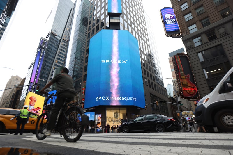 Carteles publicitarios de SpaceX durante la salida a bolsa de la compañía en el Nasdaq MarketSite de Nueva York el 12 de junio. Carteles publicitarios de SpaceX durante la salida a bolsa de la compañía en el Nasdaq MarketSite de Nueva York el 12 de junio.