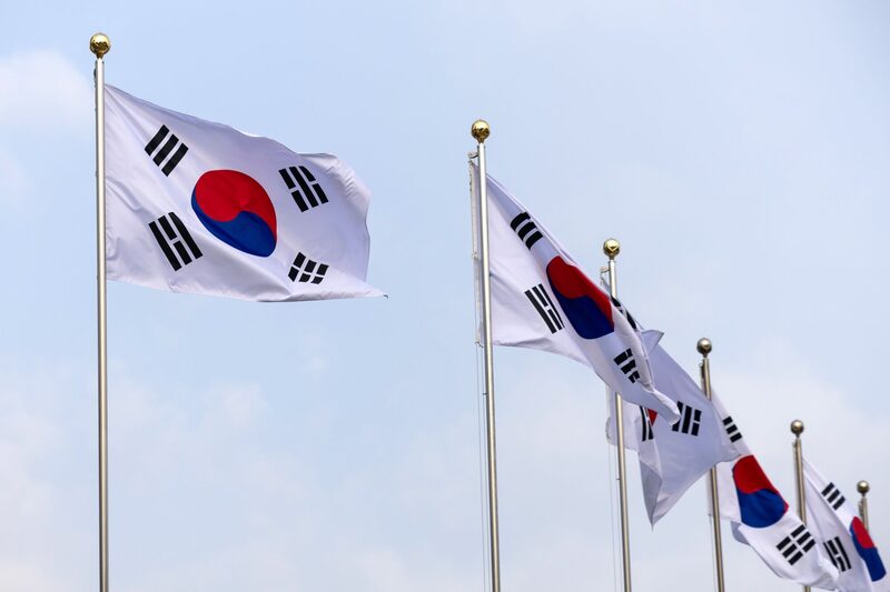 Banderas de Corea del Sur ondean en Seúl, Corea del Sur.  Banderas de Corea del Sur ondean en Seúl, Corea del Sur.