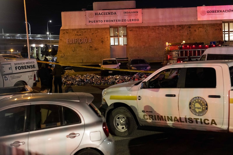 (NOTA DEL EDITOR: La imagen muestra la muerte). Bolsas para cadáveres de migrantes muertos tras un incendio en el Instituto Nacional de Migración (INM) en Ciudad Juárez, México, el lunes 27 de marzo de 2023. Un incendio en un centro de detención de inmigrantes en Ciudad Juárez en El norte de México se debió a una protesta de los propios migrantes cuando iban a ser deportados o movilizados, dijo el martes el presidente de México, Andrés Manuel López Obrador, en una rueda de prensa. (NOTA DEL EDITOR: La imagen muestra la muerte). Bolsas para cadáveres de migrantes muertos tras un incendio en el Instituto Nacional de Migración (INM) en Ciudad Juárez, México, el lunes 27 de marzo de 2023. Un incendio en un centro de detención de inmigrantes en Ciudad Juárez en El norte de México se debió a una protesta de los propios migrantes cuando iban a ser deportados o movilizados, dijo el martes el presidente de México, Andrés Manuel López Obrador, en una rueda de prensa.