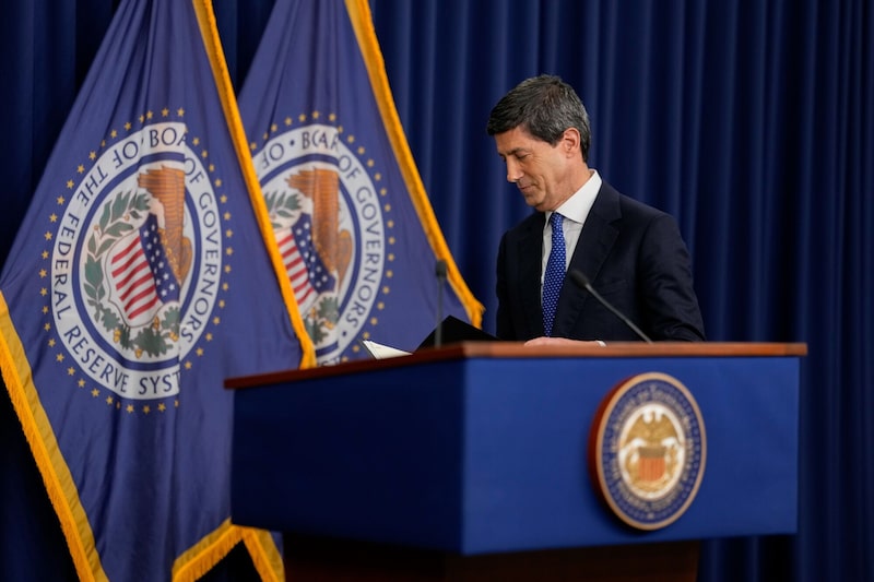 Sob Kevin Warsh, Fomc votou por unanimidade pelo aumento da taxa básica dos Fed Funds em 0,25 ponto percentual (Foto: Bloomberg) Sob Kevin Warsh, Fomc votou por unanimidade pelo aumento da taxa básica dos Fed Funds em 0,25 ponto percentual (Foto: Bloomberg)